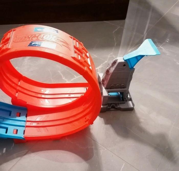 Looping avec propulseur et rampe hot wheels - photo numéro 4