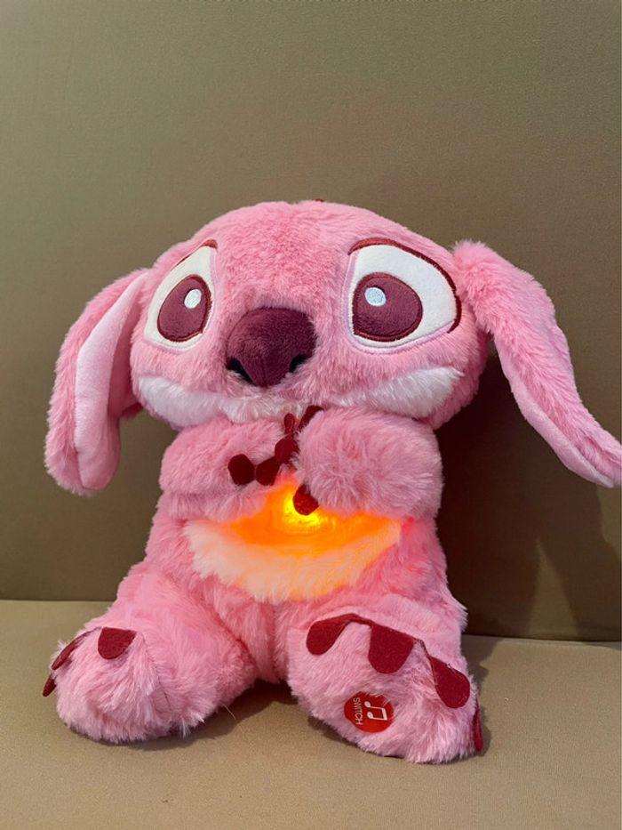 Peluche lumineuse Disney Stitch Angel qui respire 🩷 - photo numéro 4