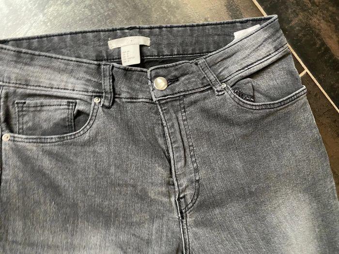 Jeans noir H&M taille 38 en bon état - photo numéro 2