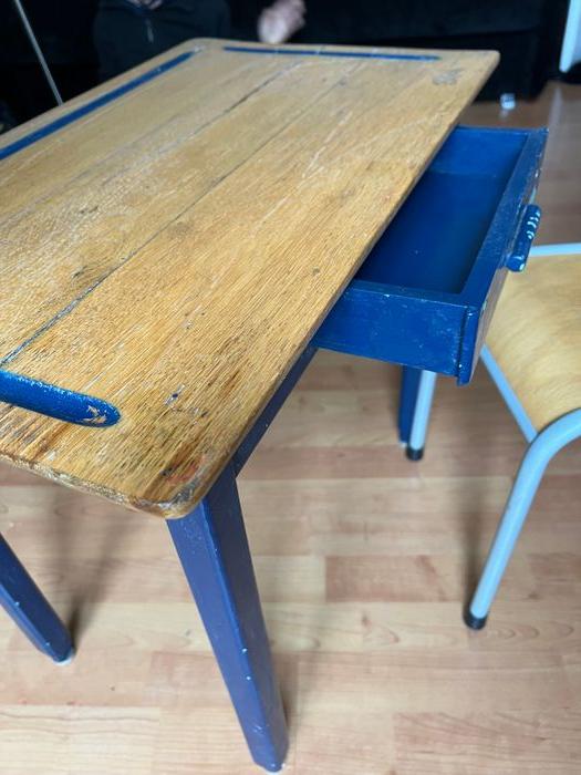 Petit bureau enfant avec sa chaise, bleu avec rigole et tiroir - photo numéro 3