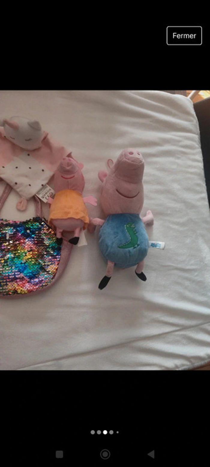 Lot de peluches pepa pig ainsi que un doudou licorne et un sac a main multicolore - photo numéro 3