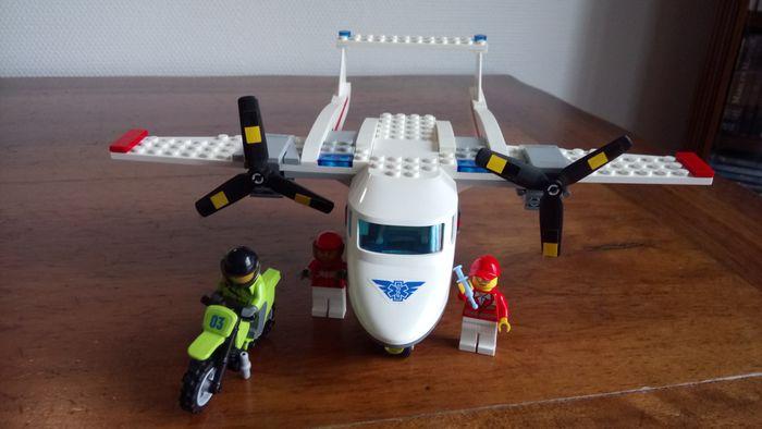 Lego City n° 60116-L'avion de secours - photo numéro 3