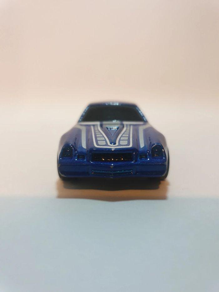 Hot Wheels 2017 Chevrolet Camaro Z28 1982 Bleu - 1/64 - photo numéro 2