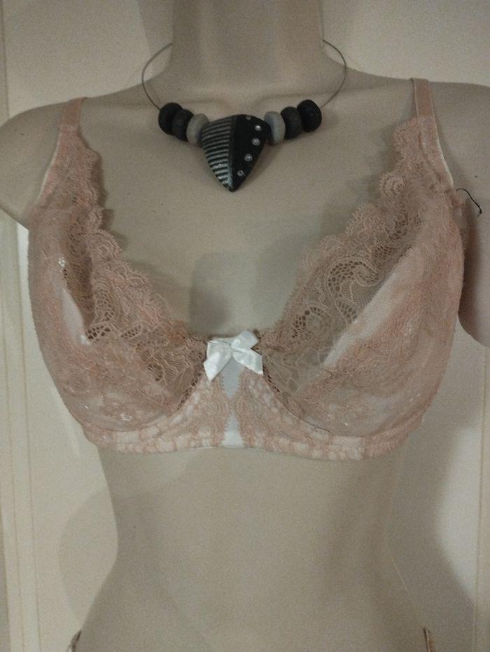 Ensemble de lingerie neuf avec étiquettes 95C sans rembourrage avec armatures et 40/42 pour le bas - photo numéro 3