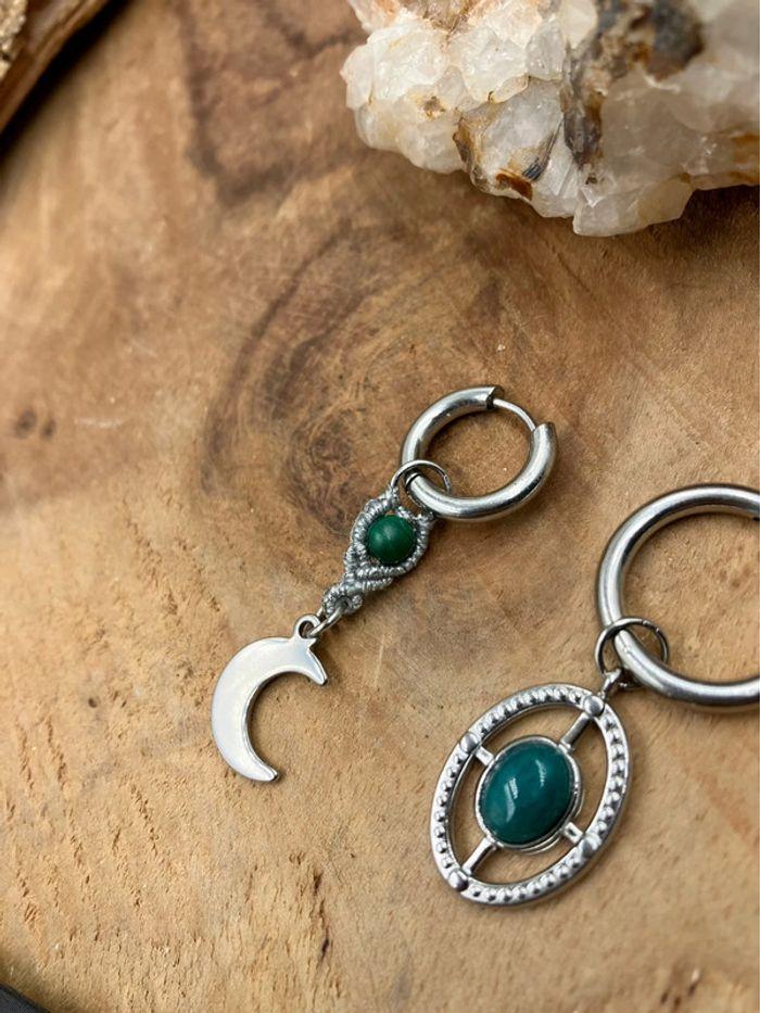 Boucles d’oreilles petites créoles en macramé avec pierre de Malachite - photo numéro 3