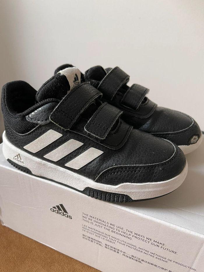 Baskets à scratch enfant adidas taille 26.5 noires et blanches - photo numéro 2