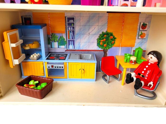 Maison Playmobil avec meubles et personnages - photo numéro 6