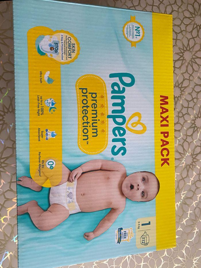 Un carton maxi couche Pampers taille 1