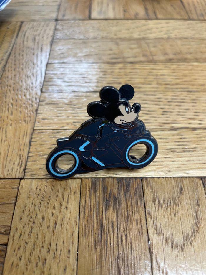 Pin’s Shanghai Disney resort tron - photo numéro 1