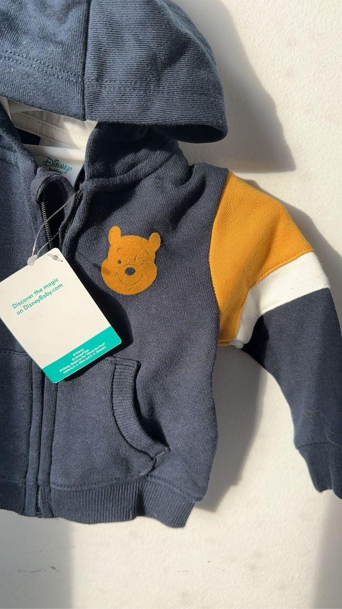 3 mois Veste sweat fermeture éclair zip capuche bleu Winnie l’ourson Disney Disneyland Neuf avec étiquette - photo numéro 2