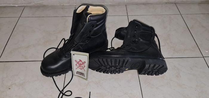 Chaussures de marche en cuir type rangers neuves - photo numéro 3