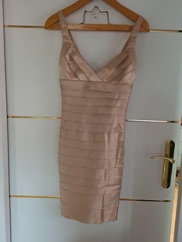 Robe moulante à volant nude rose pâle BCBG maxazria taille 0 - photo numéro 4