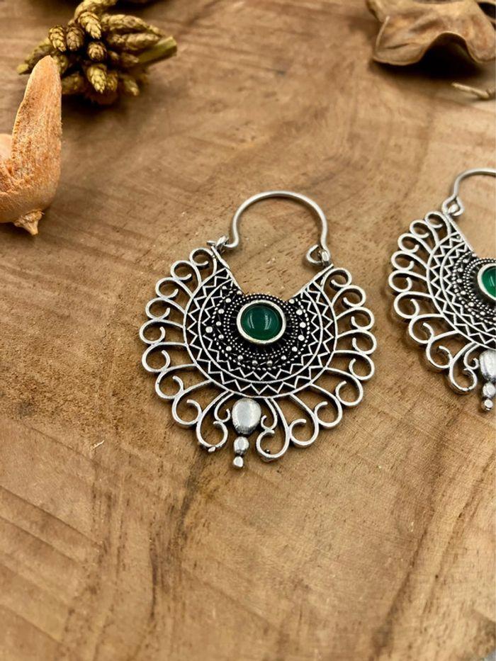 Boucles d’oreilles créoles en laiton Indien avec pierres d’Onyx vert - photo numéro 3