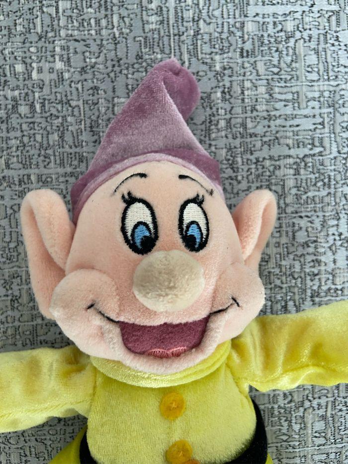 Peluche Disney nain joyeux simplet - photo numéro 3