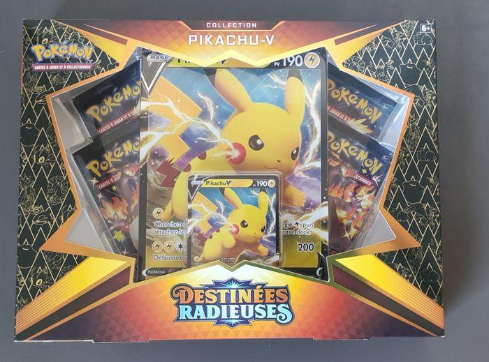 Coffret Pikachu V Destinée Radieuse avec deux Boosters Dracaufeu neuf Scellé - photo numéro 2