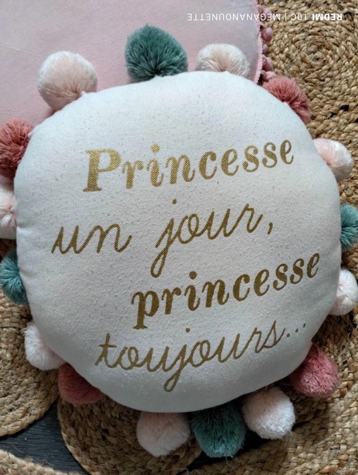 🦋 Lot x 2 coussins Girly rose Princesse à pompons Atmosphera - photo numéro 2