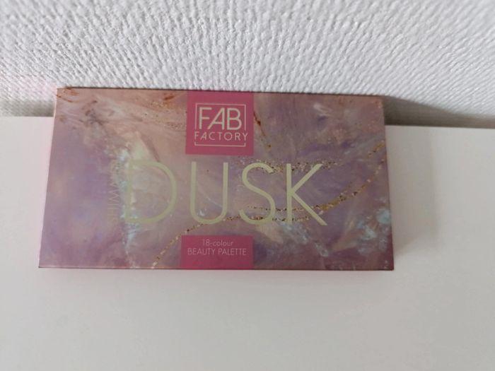 💄Palette Dusk Fab Factory 18 fards à paupières💄 - photo numéro 1