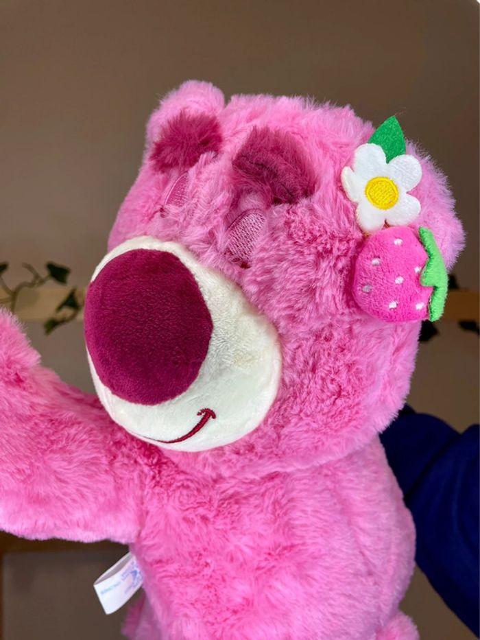 Peluche Lotso Toy Story, l’ours a la fraise endormi - photo numéro 4