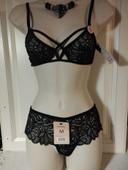 Ensemble de lingerie neuf triangle sans armatures ni rembourrage. S pour le haut et M pour le bas