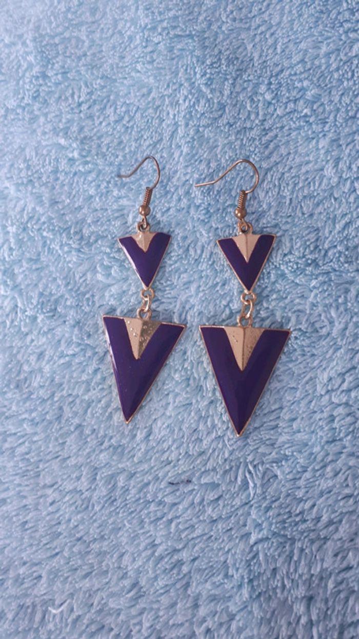 Boucles d'oreilles triangles doré et violet - photo numéro 1