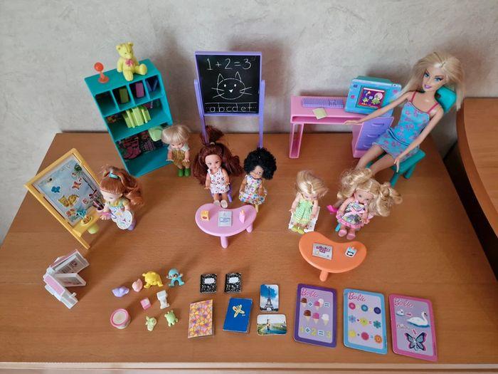 Lot école maternelle Barbie, meubles et accessoires + Barbie et 6 enfants, Mattel en BE - photo numéro 2