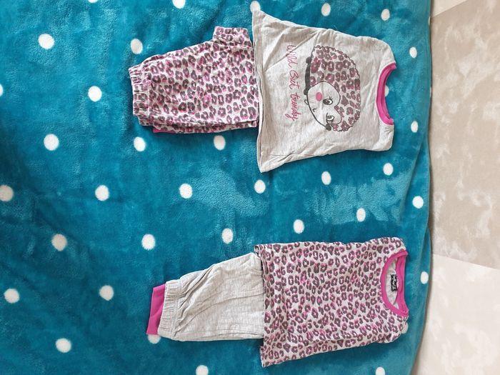 Lot de 2 pyjamas taille 2 ans