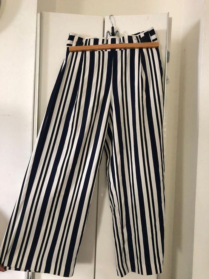 Pantalon  à jambes large. Taille haute. Zara . Taille S - photo numéro 1