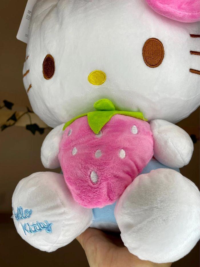 Peluche Hello Kitty avec la fraise 🍓 - photo numéro 8