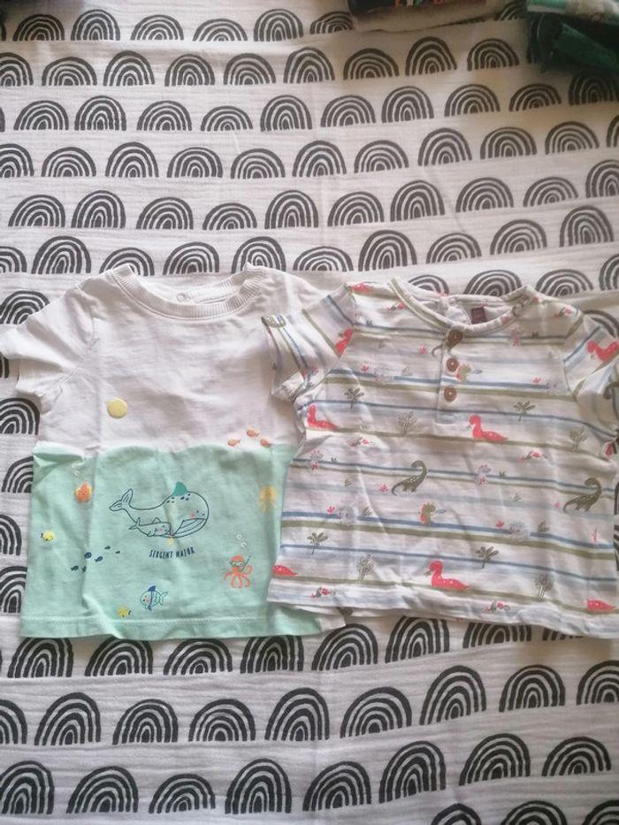 Lot de 2 T-shirts manches courtes. 12 mois. - photo numéro 1