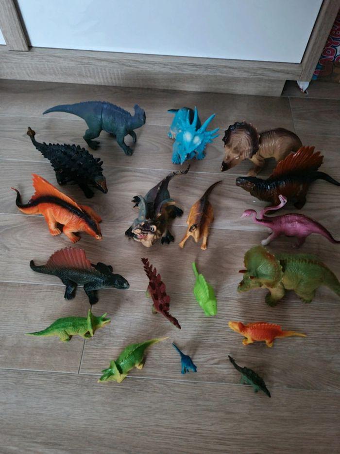 Gros lot de dinosaures - photo numéro 1