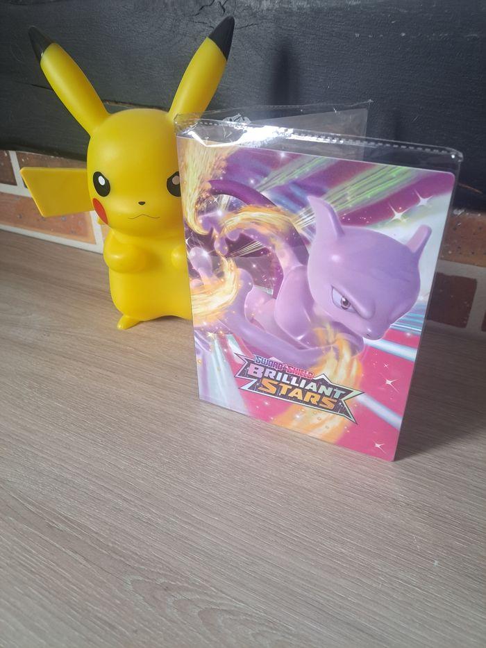 Classeur pokemon neuf 240 cartes brilliant stars mewtwo et mew - photo numéro 1