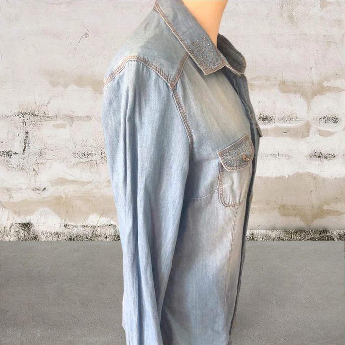 Chemise en jean denim longue et ample à manches longues avec strass sur le col et les poches - photo numéro 4