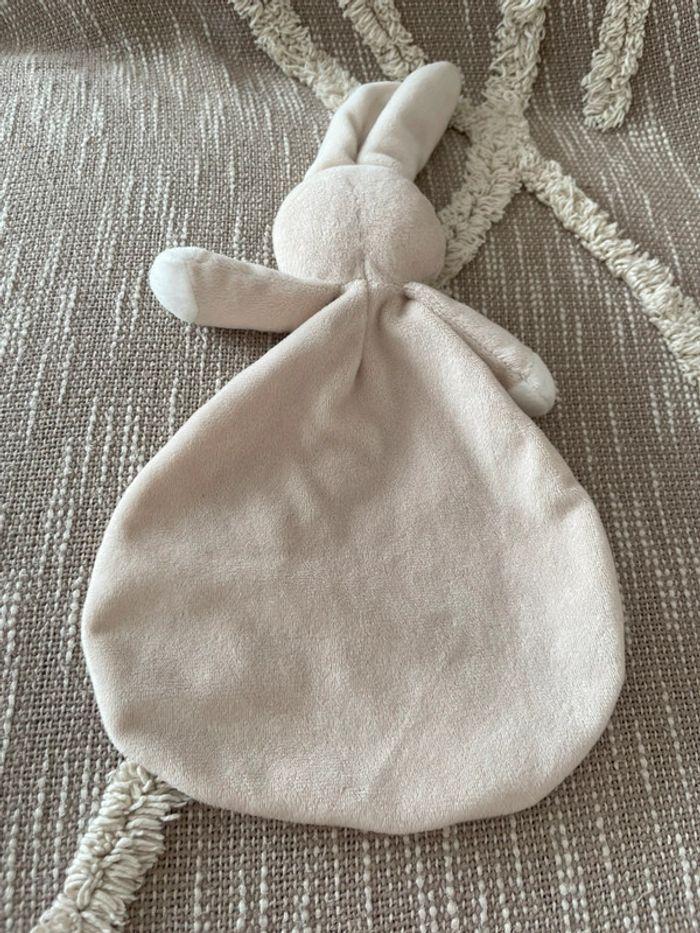 Peluche doudou plat 27cm clarins lapin blanc beige très bon état - photo numéro 2