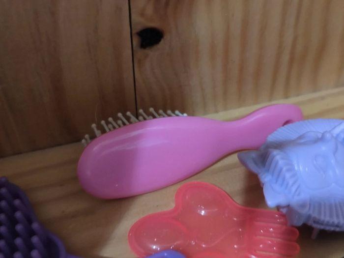 Poupée barbie et autre peigne brosse - photo numéro 5