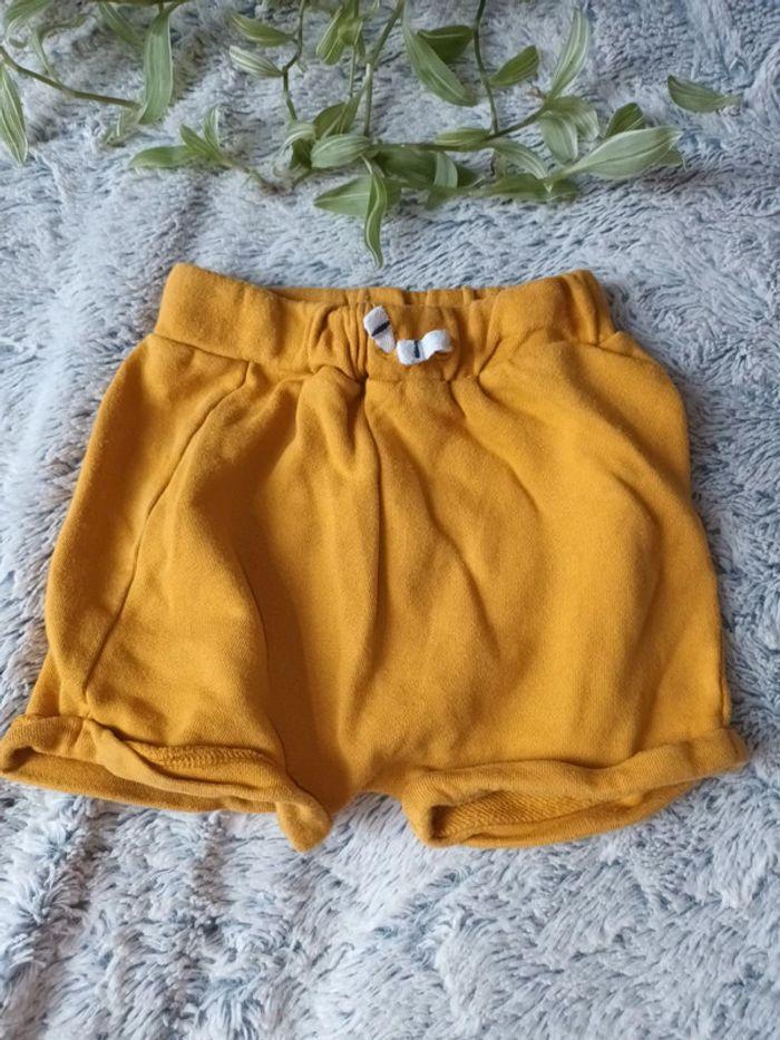 Short jaune 18m - photo numéro 1