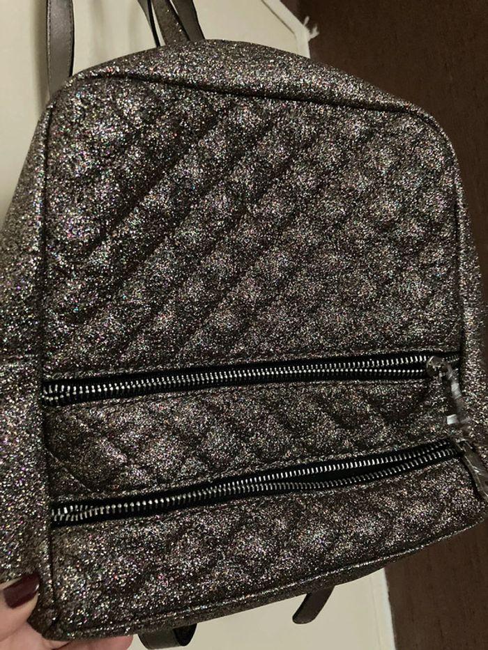 Sac à dos gris brillant marque parfois - photo numéro 3