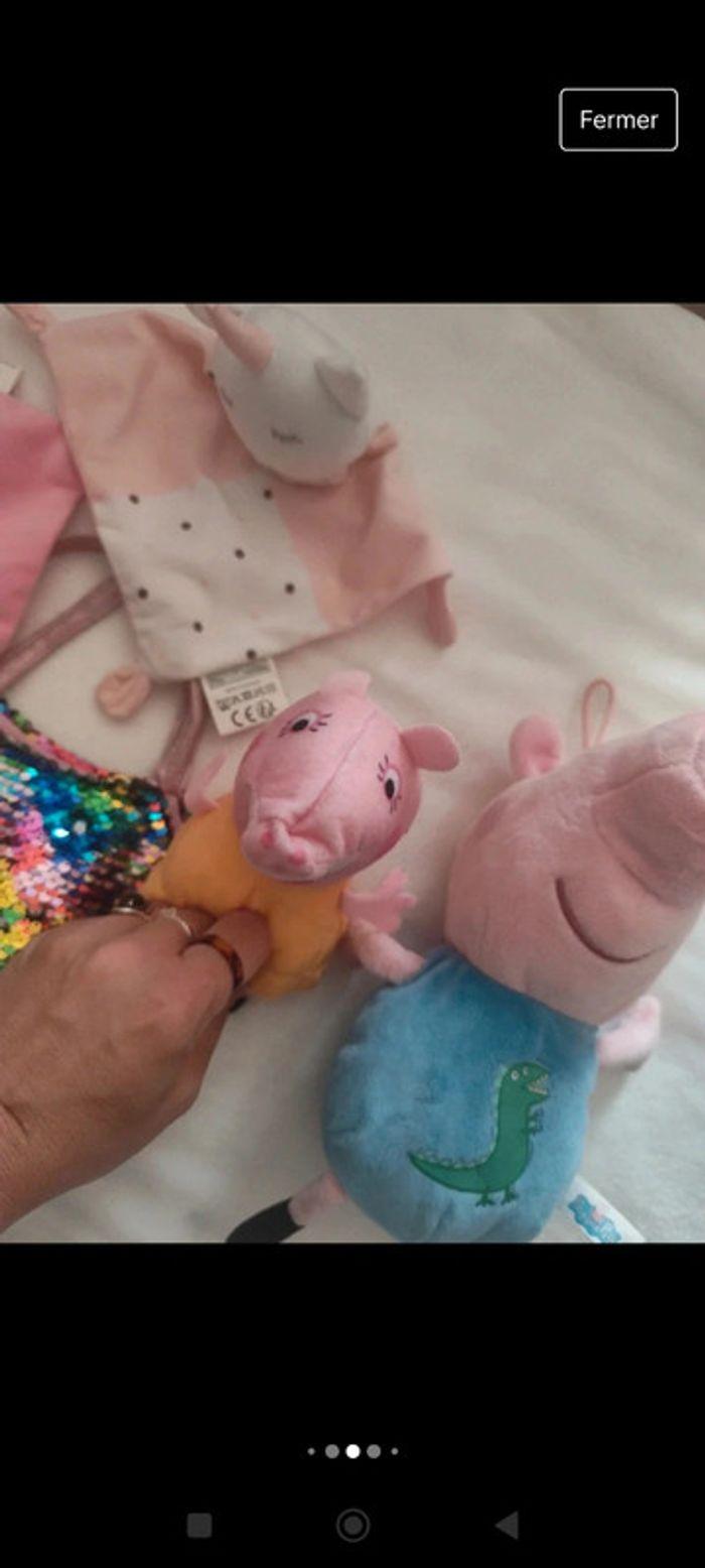 Lot de peluches pepa pig ainsi que un doudou licorne et un sac a main multicolore - photo numéro 5