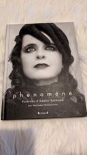 Superbe Livre " Phénomène " sur Amélie Nothomb