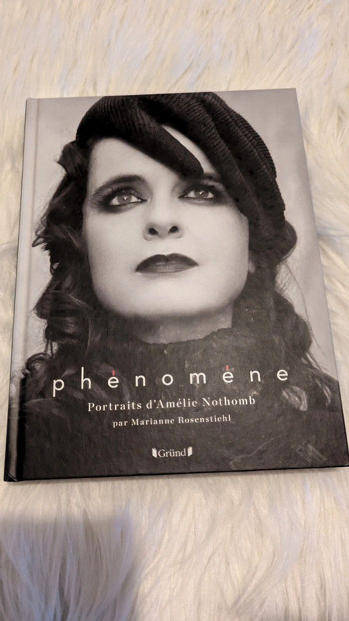 Superbe Livre " Phénomène " sur Amélie Nothomb - photo numéro 1