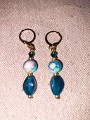 Boucles d oreilles pendantes en perles de verre et  resine