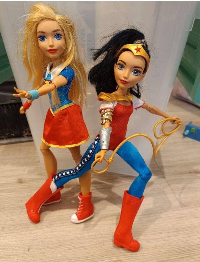 Poupées Supergirl et Wonder Woman