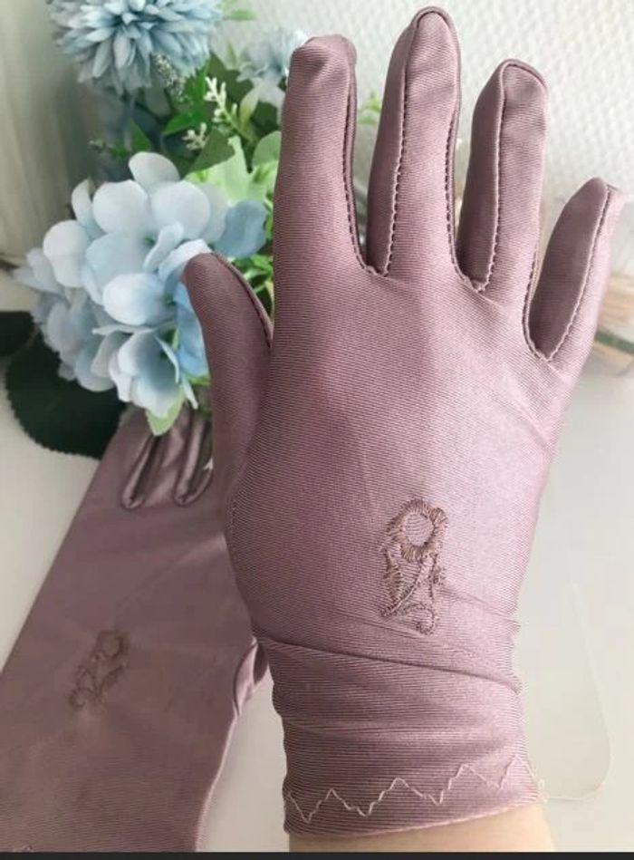 Paire de gants tactiles petite fleur brodée vieux rose🌸 - photo numéro 2