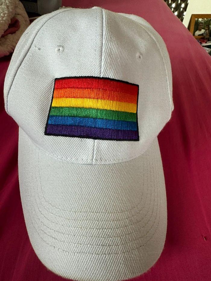 Casquette + drapeau LGBT - photo numéro 3