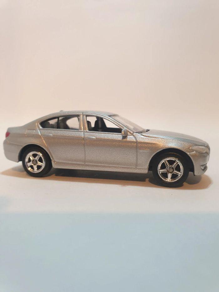 Welly BMW 535 i Serie 5 F10 Gris Métalisé n° 52319 - 1/64 - photo numéro 4