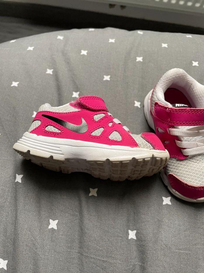 Baskets Nike fille pointure 21 - photo numéro 2