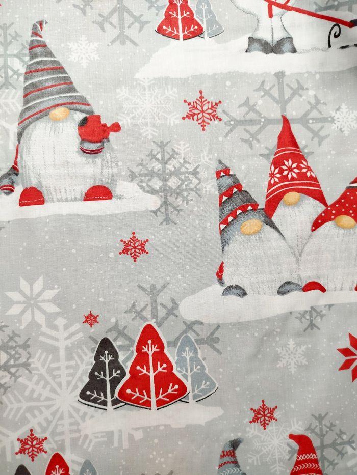 Tissu Coton de Noël Gnomes Gris Rouge - photo numéro 2