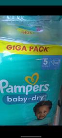 2 gigas packs et 1 méga pack Pampers baby dry taille 5