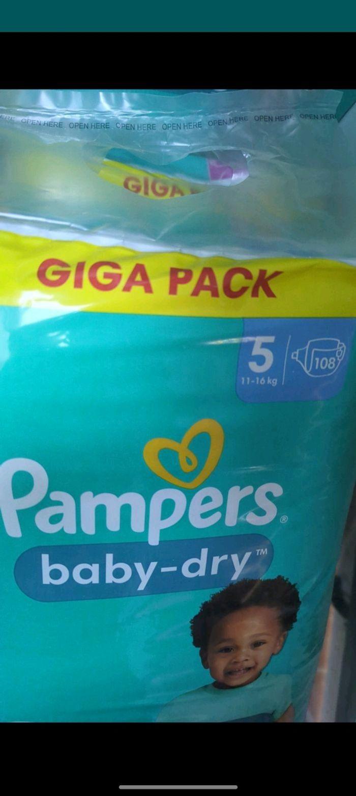 2 gigas packs et 1 méga pack Pampers baby dry taille 5 - photo numéro 1