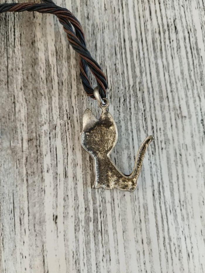 Joli collier cuir et pendentif chat - photo numéro 3