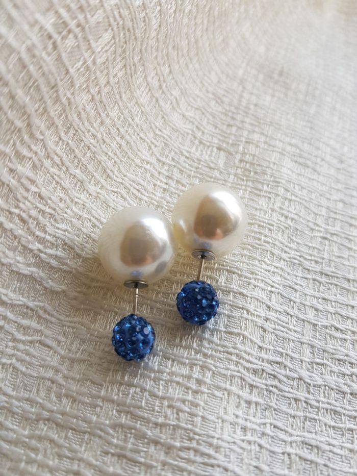 Puces d'oreilles en strass bleu - fermoir en perles - photo numéro 3